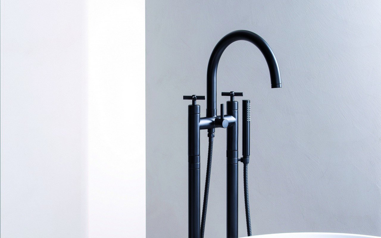 Aquatica Celine Riempitore per vasca montato a terra (SKU-108) – Nero Opaco picture № 0