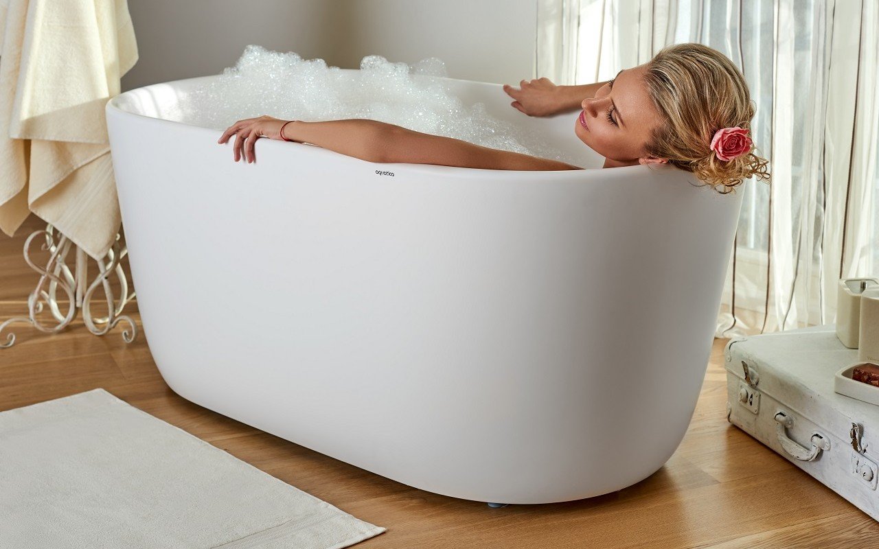 Lullaby-Mini-Wht, la piccola vasca da bagno freestanding di Aquatica in pietra AquateX™ picture № 0
