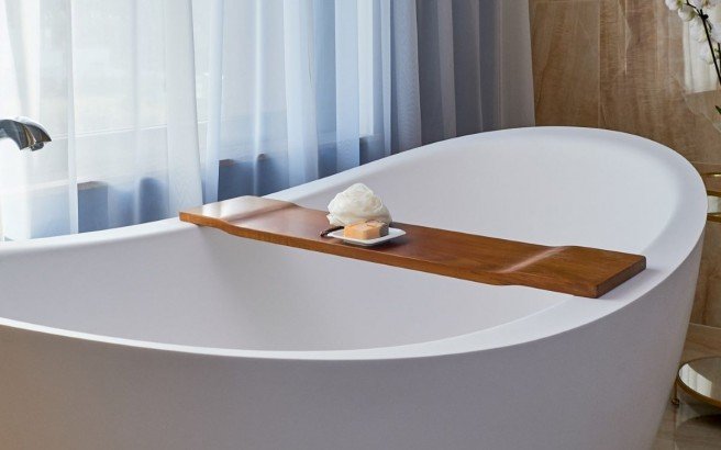 Tidal di Aquatica – Mensola in legno Iroko impermeabile per vasca da bagno