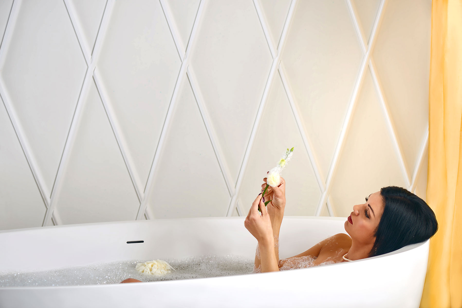 Sensuality wht, la vasca free standing aquatica in pietra aquatex